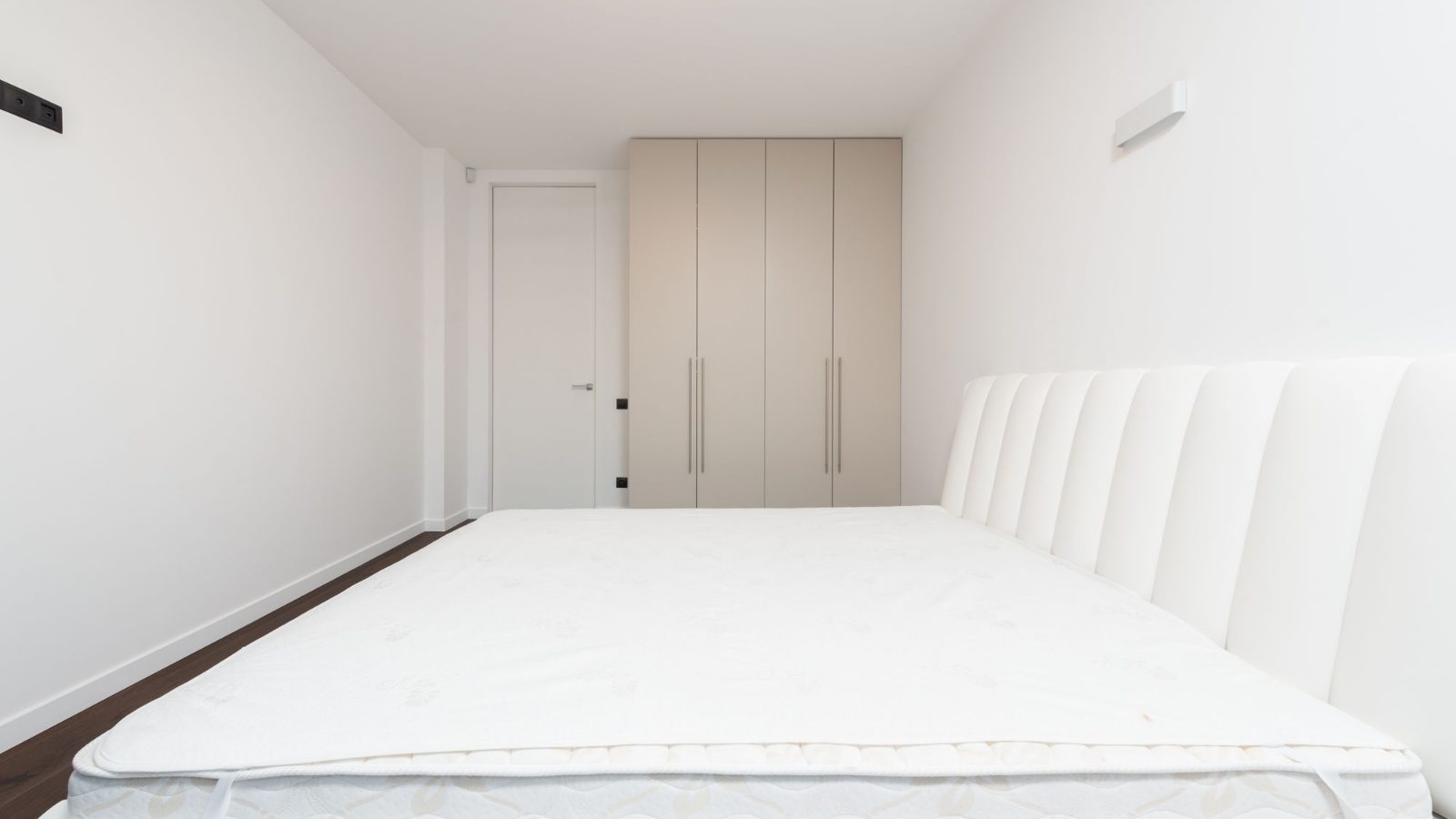 How to Clean a Mattress and Remove Stains